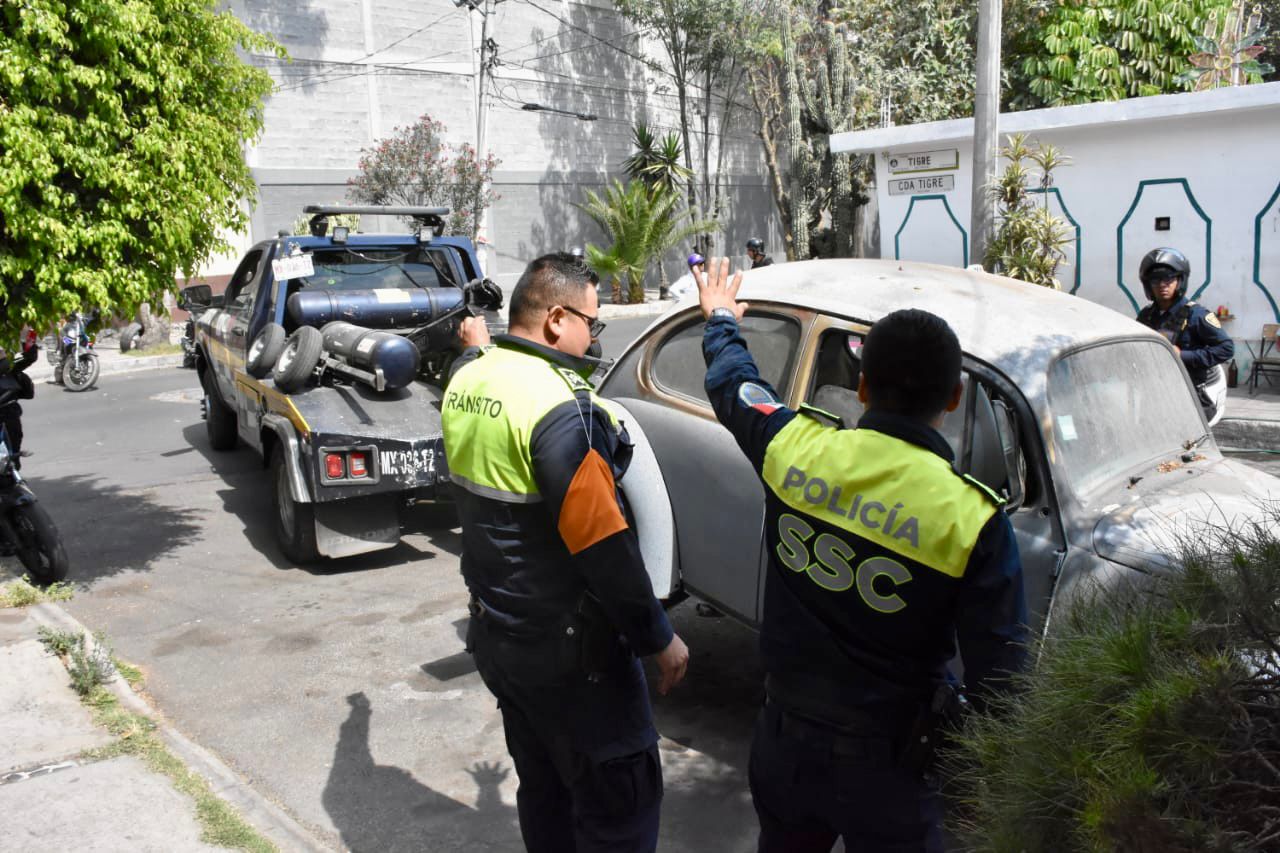 La alcaldesa de Tláhuac, Berenice Hernández, dio el banderazo de salida para el operativo en la explanada del edificio de gobierno.