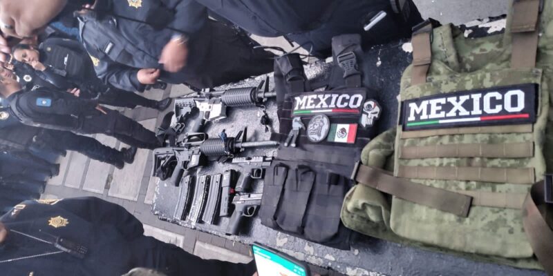 Después de una persecución y enfrentamiento con policías del Estado de México, un grupo de 7 presuntos delincuentes huyó hacia la Ciudad de México, en donde elementos de la corporación "Blindar ÁO" los detuvieron, en coordinación con la Secretaría de Seguridad Ciudadana.