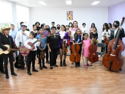 La maestra Silvia Lozano, fundadora del Ballet Folclórico Nacional de México con el cual se ha dado a la tarea de difundir, preservar y promover el arte y la cultura de nuestro país por más de 60 años en más de 30 países de los cinco continentes, en los que ha recibido premios y reconocimientos, visitó Tláhuac.  