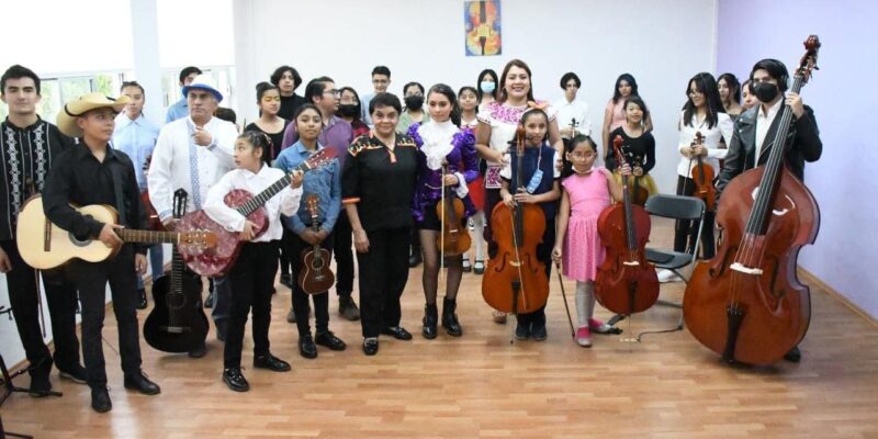 La maestra Silvia Lozano, fundadora del Ballet Folclórico Nacional de México con el cual se ha dado a la tarea de difundir, preservar y promover el arte y la cultura de nuestro país por más de 60 años en más de 30 países de los cinco continentes, en los que ha recibido premios y reconocimientos, visitó Tláhuac.  