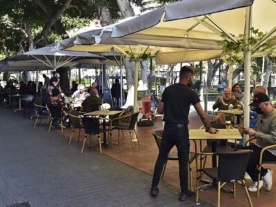 Parece incontenible. Cada día crece más el problema. Casi en cualquier calle o avenida de la Ciudad, de cualesquier Alcaldía, la gente se topa con mesas de restaurantes, cafeterías y hasta bares en las banquetas y arroyo vehicular. Negocios pequeños que no tienen una sola mesa adentro y afuera tienen 5 o hasta más. Establecimientos que tienen 10 mesas adentro, y hasta 20 o más afuera.