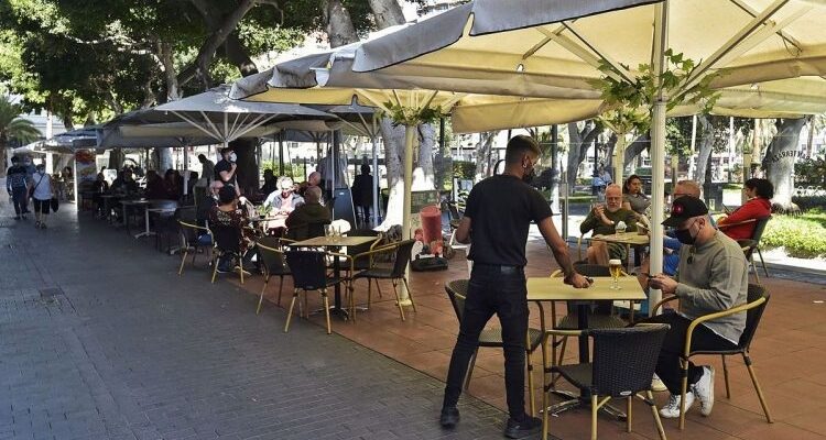 Parece incontenible. Cada día crece más el problema. Casi en cualquier calle o avenida de la Ciudad, de cualesquier Alcaldía, la gente se topa con mesas de restaurantes, cafeterías y hasta bares en las banquetas y arroyo vehicular. Negocios pequeños que no tienen una sola mesa adentro y afuera tienen 5 o hasta más. Establecimientos que tienen 10 mesas adentro, y hasta 20 o más afuera.