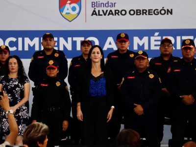 La alcaldesa Lía Limón reconoció ampliamente la labor de 32 elementos policiacos, hombres y mujeres, a quienes entregó estímulos económicos correspondientes al Mérito Policial.