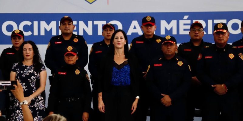 La alcaldesa Lía Limón reconoció ampliamente la labor de 32 elementos policiacos, hombres y mujeres, a quienes entregó estímulos económicos correspondientes al Mérito Policial.