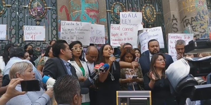 Ayer ocurrió un hecho inédito, que ni en los tiempos más duros de la vieja guardia priísta: el cuerpo de granaderos –que ya no son granaderos– de la jefa de Gobierno, Claudia Sheinbaum tomó el Congreso de la Ciudad de México y sustituyó a la oposición, pues fueron los propios policías quienes le impidieron a los diputados del PAN