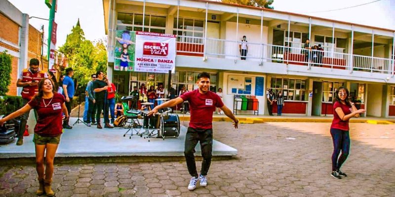 on la intención de motivar a más jóvenes a unirse al proyecto de educación integral con valores “Escuelas para la Vida”, alumnos realizaron demostraciones de música, danza y box en diversos planteles educativos de la alcaldía Tláhuac.