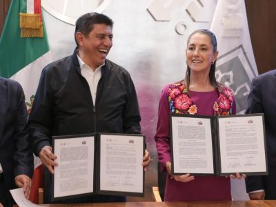 Por la tarde de ayer, Sheinbaum signó acuerdos con el gobernador de Oaxaca, Salomón Jara, para la digitalización de la administración de aquel estado.