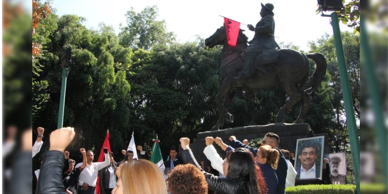 Integrantes del Frente Popular Francisco Villa (FPFV) colocaron una ofrenda floral en el monumento a El Centauro del Norte, ubicado en el Parque de los Venados, con motivo del centenario luctuoso del prócer de la Revolución Mexicana.