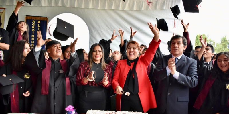 Berenice Hernández Calderón, alcaldesa de Tláhuac, estuvo presente en la ceremonia de graduación del Centro de Bachillerato Tecnológico Agropecuario (CBTA) número 35 del pueblo de San Juan Ixtayopan. 