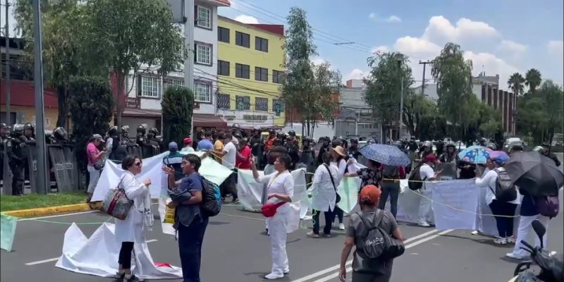 En su primer mes como jefe de Gobierno de la CDMX, Martí Batres nomás no ha podido resolver el conflicto político por las inconformidades de miles de trabajadores del sector salud capitalino, quienes este lunes de nueva cuenta bloquearon nueve avenidas en la CDMX.