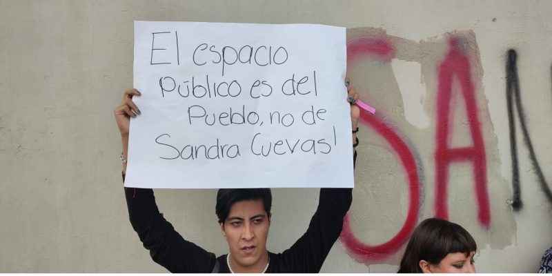 En su caracterización de policía, que no de alcaldesa, Sandra Cuevas, edil de la Cuauhtémoc ya desató no sólo críticas, sino denuncias y protestas por parte de vecinos de esa Demarcación Territorial, quienes la acusan de que su plan llamado “Operación Diamante” para supuestamente asegurar espacios públicos es en realidad una “limpieza social” contra grupos desprotegidos.