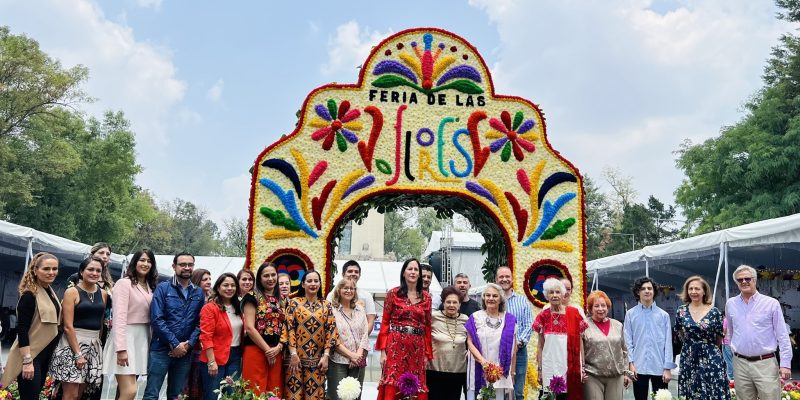 “Queremos que la feria sea un Canto a la Vida.”, porque así son nuestras fiestas: alegres, vivas, vistosas, con música, comida y baile. Y queremos que esta tradición se conserve, se consolide y se extienda”, subrayó.