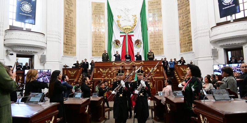 Nos cuentan que el general en retiro y diputado presidente del Congreso de la Ciudad de México, Fausto Zamorano Esparza continúa inquieto por el chamuscón que se dio y el precedente que sentó cuando el viernes pasado permitió que ingresaran al recito de Donceles y Allende militares armados, lo cual está prohibido no sólo por la Ley del Congreso y su Reglamento, sino por una muy larga práctica parlamentaria. FOTO: Congreso CDMX