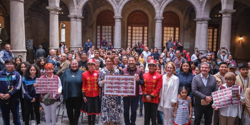 Al develar el billete de la Lotería Nacional conmemorativo a la beca "Bienestar para Niñas y Niños, Mi Beca para Empezar", el Jefe de Gobierno Martí Batres Guadarrama destacó que los estudiantes de educación básica de la CDMX se sacaron el premio en esta administración. FOTO: Gobierno de la CDMX