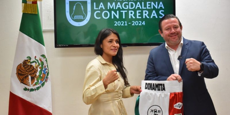 El Güero Quijano desea éxito a la boxeadora contrerense Erika 'Dinamita' Cruz. FOTO: Cortesía AMC