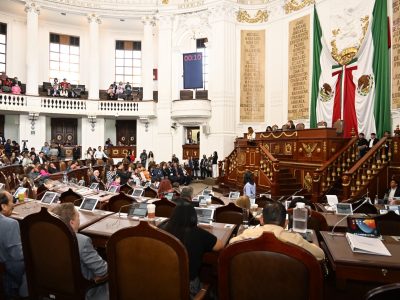 Tan ocupados andan ya en el Congreso de la Ciudad de México, que prácticamente ayer faltó una tercera parte de los legisladores, pues apenas 46 de los 66 que componen la Legislatura estaban presentes cuando aprobaron la reforma que elimina la aberración Constitucional que permitía tener dos Legislaturas activas en agosto de 2024. FOTO: Congreso CDMX