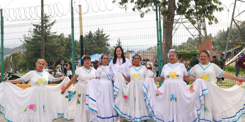 Los espacios públicos deben tener vida y ser utilizados por la ciudadanía para realizar actividades culturales, como la danza y la música, eventos deportivos y, sobre manera, para construir comunidad, afirmó la alcaldesa Lía Limón al encabezar la Primera Muestra Artística Comunitaria en el Teatro al Aire Libre de la colonia Torres de Potrero, que fue rescatado recientemente.