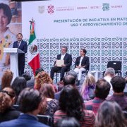 El jefe de Gobierno, Martí Batres entregó mil 700 créditos para el mejoramiento de vivienda en la Ciudad de México e informó que al cierre de su mandato se habrán llevado a cabo 100 mil acciones de vivienda. FOTO: GCDMX