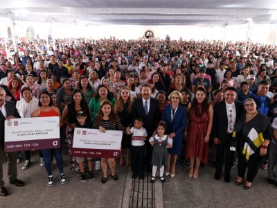 Martí Batres Guadarrama, Jefe de Gobierno de la Ciudad de México, entregó 10 mil 951 tarjetas del Programa “Bienestar para Niñas y Niños, Mi Beca para Empezar”, a estudiantes de nuevo ingreso a escuelas públicas de las Alcaldías, Iztacalco, Venustiano Carranza y Cuauhtémoc. FOTO: GCDMX