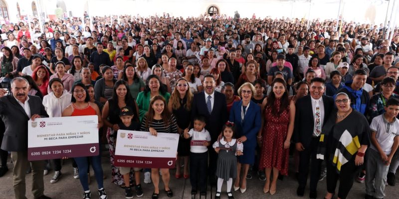 Martí Batres Guadarrama, Jefe de Gobierno de la Ciudad de México, entregó 10 mil 951 tarjetas del Programa “Bienestar para Niñas y Niños, Mi Beca para Empezar”, a estudiantes de nuevo ingreso a escuelas públicas de las Alcaldías, Iztacalco, Venustiano Carranza y Cuauhtémoc. FOTO: GCDMX