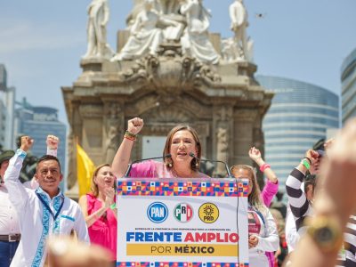 Diputados locales y dirigentes del PAN, PRI, PRD en la CDMX celebraron la unción de Xóchitl Gálvez como coordinadora del Frente Amplio por México (FAM), lo que la hace virtual candidata presidencial, cuyo acto protocolario se realizó en el Ángel de la Independencia, en la capital del país. FOTO: X / Xóchitl Gálvez