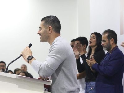 Desde que estallaron los ‘videoescándalos’ en abril de 2004, en que el falso empresario Carlos Ahumada lo exhibió recibiendo fajos de dinero, Bejarano había operado en la sombra, en lo oscurito, en las cañerías, como es su especialidad. Pero el domingo Omar García Harfuch, el candidato a la Jefatura de Gobierno de la candidata presidencial, decidió redimirlo en público. FOTO: Campaña Harfuch