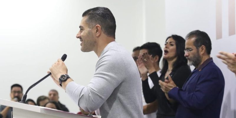 Desde que estallaron los ‘videoescándalos’ en abril de 2004, en que el falso empresario Carlos Ahumada lo exhibió recibiendo fajos de dinero, Bejarano había operado en la sombra, en lo oscurito, en las cañerías, como es su especialidad. Pero el domingo Omar García Harfuch, el candidato a la Jefatura de Gobierno de la candidata presidencial, decidió redimirlo en público. FOTO: Campaña Harfuch