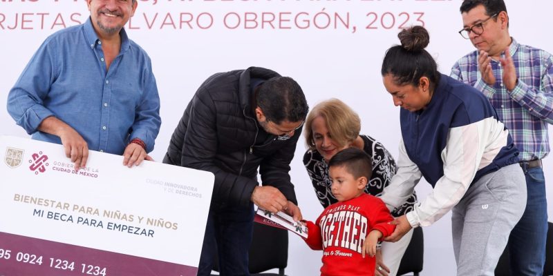 Este fin de semana, el jefe de Gobierno de la Ciudad de México, Martí Batres entregó escrituras a familias y tarjetas de los programas educativos de la capital del país, para habitantes de la Alcaldía Álvaro Obregón, la tercera más poblada de la Ciudad de México. FOTO: GCDMX