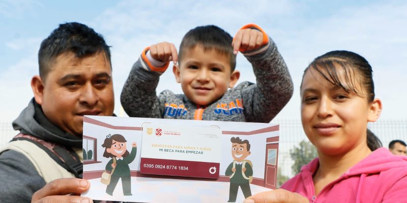 Martí Batres, Jefe de Gobierno inició con la segunda fase de entrega de recursos del Programa “La Escuela es Nuestra - Mejor Escuela” a representantes de 700 planteles de educación pública básica de las 16 Alcaldías, que beneficiará a 315 mil 558 alumnos. FOTO: GCMDX