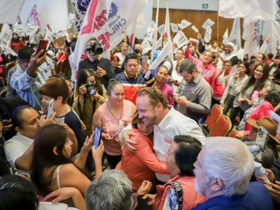 “Me hicieron el favor, con esa generosidad, de apuntalar, en este caso de cerrar filas, pues alrededor de esta candidatura que se ha venido armando desde hacía tiempo no solo levantando la mano sino caminando la Ciudad”, remarcó el aspirante de la oposición. FOTO: X / Taboada