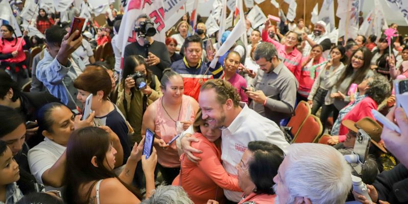 “Me hicieron el favor, con esa generosidad, de apuntalar, en este caso de cerrar filas, pues alrededor de esta candidatura que se ha venido armando desde hacía tiempo no solo levantando la mano sino caminando la Ciudad”, remarcó el aspirante de la oposición. FOTO: X / Taboada