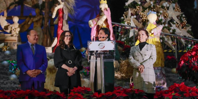 Como parte de los festejos de fin de año, la presidenta de la Mesa Directiva, Ana Lilia Rivera Rivera, encabezó el encendido del árbol navideño y la inauguración de la exposición del tradicional nacimiento en las escalinatas del Senado de la República. FOTO: Senado