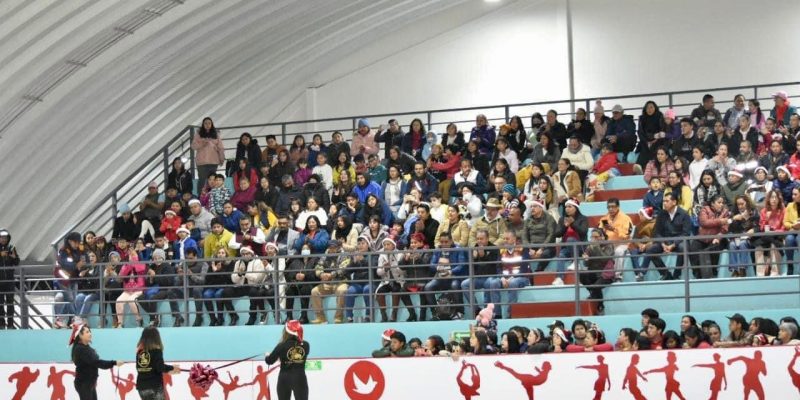 Cumpliendo con el compromiso de recuperar un espacio que garantiza el derecho a la recreación, fomentar el deporte y la salud, la administración en Tláhuac, encabezada por Berenice Hernández Calderón, llevó a cabo la reinauguración de la Pista de Hielo `Paz y Bienestar. FOTOS: Especial