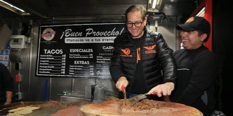 El precandidato único de Movimiento Ciudadano a la Jefatura de Gobierno de la CDMX, Salomón Chertorivski efectuó un recorrido por la Alcaldía Cuajimalpa y preparó unos tacos para los comensales de un mercado ubicado en la Avenida Juárez. FOTO: Campaña Chertorivski