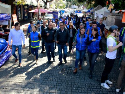 Visitan miles de personas el Belén instalado en el frontispicio del Palacio de Cortés. Familias enteras recorren los jardines Hidalgo y Centenario en el centro histórico de Coyoacán durante las fiestas decembrinas. FOTOS: Especial