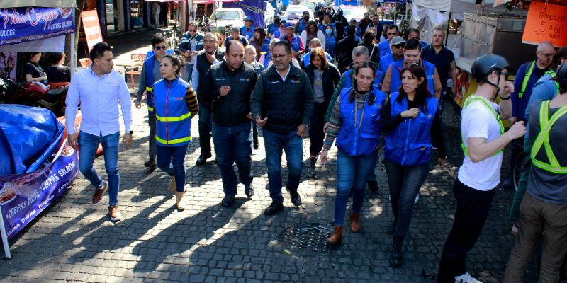 Visitan miles de personas el Belén instalado en el frontispicio del Palacio de Cortés. Familias enteras recorren los jardines Hidalgo y Centenario en el centro histórico de Coyoacán durante las fiestas decembrinas. FOTOS: Especial