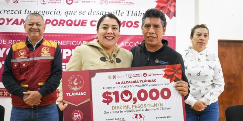 La alcaldesa de Tláhuac, Berenice Hernández Calderón, encabezó la entrega de recursos económicos a beneficiarios de la acción social “Apoyo al Emprendimiento y Fortalecimiento de Tláhuac 2023”. FOTOS: Especial