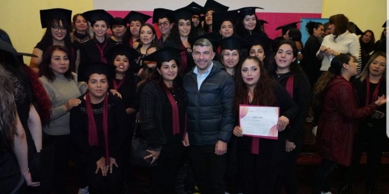 El alcalde Mauricio Tabe destacó la gran capacitación que recibieron 127 vecinas de Miguel Hidalgo durante el curso "Belleza por un Futuro", que impartió Grupo L'Oréal en conjunto con Casa Gaviota A.C., para ayudarlas a insertarse en el mercado laboral y tener ingresos propios. FOTO: Especial