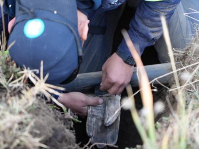 Con el fin de identificar y clausurar una toma de agua clandestina, este miércoles fueron aseguradas tres pipas con capacidad de 10 mil litros cada una, utilizadas para la distribución ilegal del recurso, y una pipa más de 20 mil litros destinada a la extracción continua y almacenamiento del vital líquido, así lo dio a conocer el jefe de Gobierno, Martí Batres, en conferencia de prensa.   Foto: GCDMX