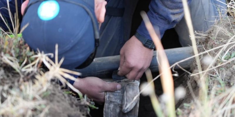 Con el fin de identificar y clausurar una toma de agua clandestina, este miércoles fueron aseguradas tres pipas con capacidad de 10 mil litros cada una, utilizadas para la distribución ilegal del recurso, y una pipa más de 20 mil litros destinada a la extracción continua y almacenamiento del vital líquido, así lo dio a conocer el jefe de Gobierno, Martí Batres, en conferencia de prensa.   Foto: GCDMX
