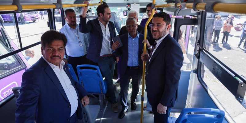 Como parte de la renovación del transporte público en la Ciudad de México, el jefe de Gobierno, Martí Batres, presentó las nuevas unidades de la empresa Aragón Movin, que sustituirán a los microbuses de las rutas 58 y 88, con beneficio para 50 mil habitantes de las alcaldías Gustavo A. Madero, Venustiano Carranza y Cuauhtémoc. FOTO: GCDMX