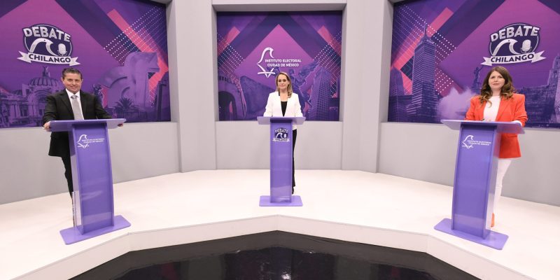 Durante una hora y media, las candidatas de Morena y Movimiento Ciudadano trabajaron en equipo, en contra del abanderado de Va X la Ciudad de México. Si en ese tiempo hicieron alguna propuesta en el debate, se perdieron entre tanto lodo que arrojaron. FOTO: IECM