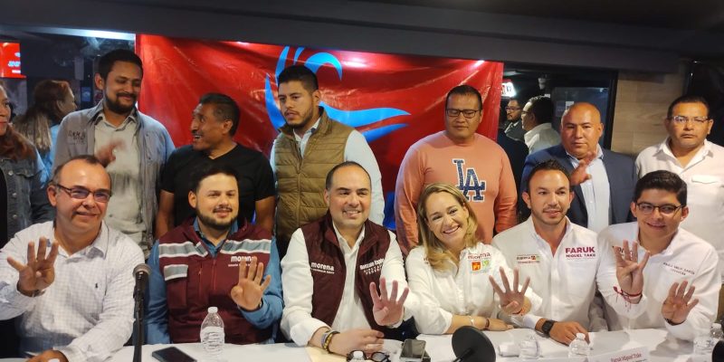 El diputado local (ex panista) y ahora candidato a la diputación federal por Morena, Gonzalo Espina presentó a nuevos integrantes de “La Ola Azul” en Coyoacán, que según él representan “miles de votos para Morena” para ganar en esa demarcación. FOTO: CDMX Magacín