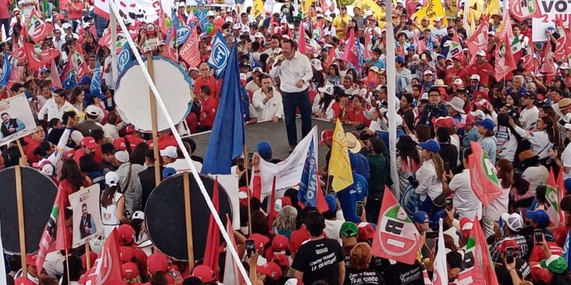 En un evento multitudinario celebrado en la explanada de la Alcaldía de La Magdalena Contreras, los candidatos a Alcalde, diputados federal y local, Luis Gerardo “El Güero” Quijano, Diana Lara y Ernesto Alarcón, y ante la presencia del candidato a Jefe de Gobierno, Santiago Taboada, cerraron su campaña proselitista ante más de 3 mil contrerenses priistas, panistas y perredistas. FOTOS: Especial