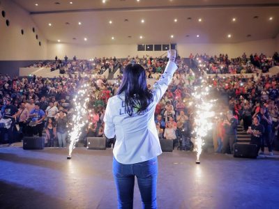 Al agradecer a las y los vecinos de Álvaro Obregón su cariño, confianza y apoyo durante la campaña, la candidata de la alianza “Va por la CDMX” a la alcaldía, Lía Limón, los exhortó a que el domingo dos de junio ratifiquen su decisión de “echarle más limón a Álvaro Obregón” y llevar a la demarcación a ser la mejor de la Ciudad de México durante los próximos tres años. FOTO: Especial