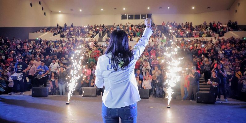 Al agradecer a las y los vecinos de Álvaro Obregón su cariño, confianza y apoyo durante la campaña, la candidata de la alianza “Va por la CDMX” a la alcaldía, Lía Limón, los exhortó a que el domingo dos de junio ratifiquen su decisión de “echarle más limón a Álvaro Obregón” y llevar a la demarcación a ser la mejor de la Ciudad de México durante los próximos tres años. FOTO: Especial