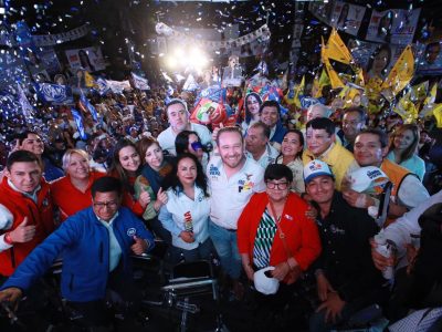 Al cerrar su campaña, la candidata a la reelección por Azcapotzalco de la alianza PAN, PRI y PRD, Margarita Saldaña, pidió a los ciudadanos acudir a las urnas el próximo 2 de junio para que México no siga siendo rehén de unos cuantos, sino que “sea un país libre y camine hacia la democracia y a la prosperidad”. FOTO: Especial