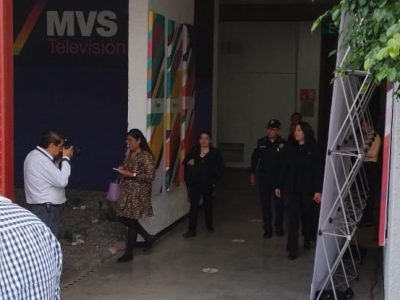 La candidata de MC tuvo que ser acompañada por dos policías para que la cuidaran de Fernando Mercado y pudiera realizarse el debate chilango. Ya también hay demanda penal contra el candidato de Morena. FOTO: CDMX Magacín