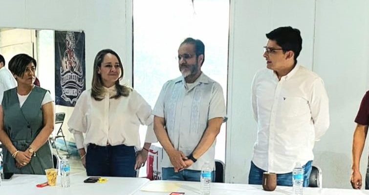 Morena y Hannah de Lamadrid, su candidata a la Alcaldía Coyoacán, de la mano de René Bejarano pretenden regularizar el comercio ambulante en esa demarcación y empadronarlo para cobrarle impuestos. “Con eso ganamos todos”, afirma la aspirante. FOTO: Especial