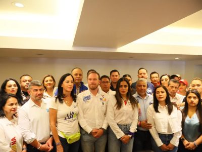 Además, Taboada y todos los candidatos a alcaldes y diputados locales también expresaron su pleno respaldo a Rojo de la Vega, cuyo vehículo fue baleado la noche del sábado, pero afortunadamente ella resultó ilesa. FOTO: Especial